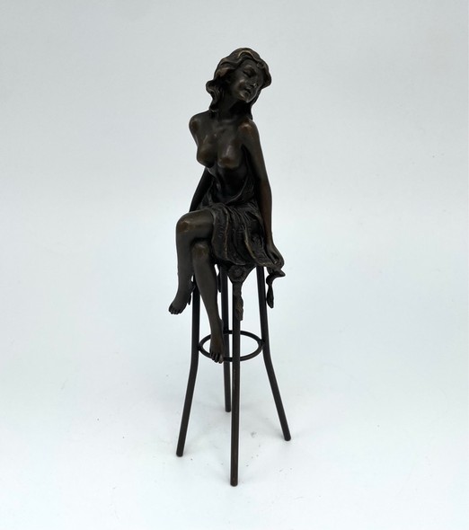 Антикварная скульптура «Девушка на стуле»