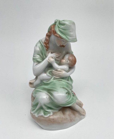 Антикварная скульптура  
«Мать и дитя»