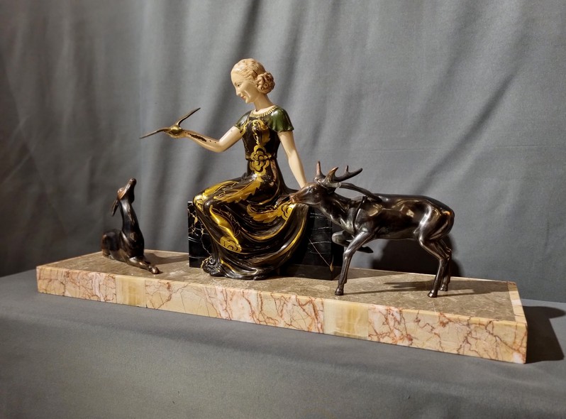 Скульптура "Девушка с птицей"