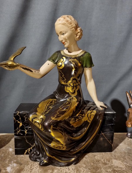 Скульптура "Девушка с птицей"