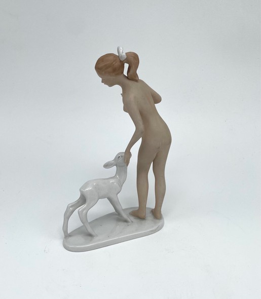 Винтажная фигурка «Обнаженная девушка с олененком»