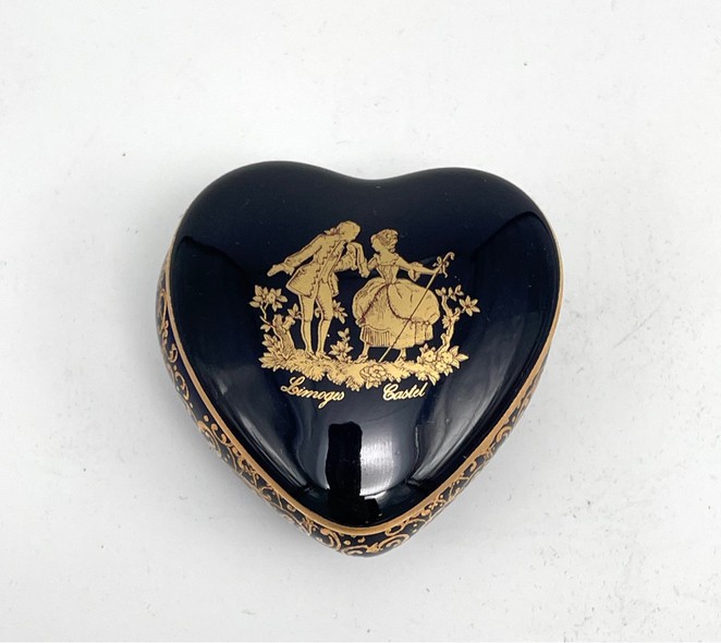 Vintage box in the shape of a heart