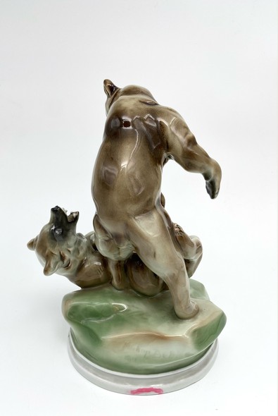 Vintage sculpture
"Showdown of the Bears"