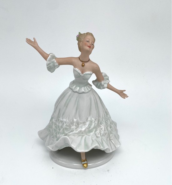 Vintage figurine
"Dancer"