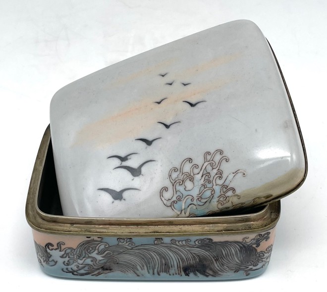 Antique cloisonne box "Birds over the waves"