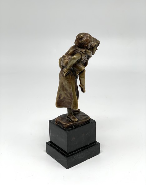 Антикварная скульптура «Дети, бегущие от грозы»