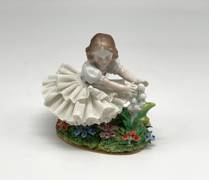 Антикварная скульптура "Девочка с колокольчиками"