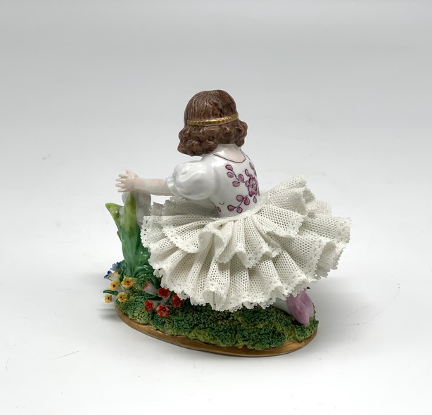 Антикварная скульптура "Девочка с колокольчиками"