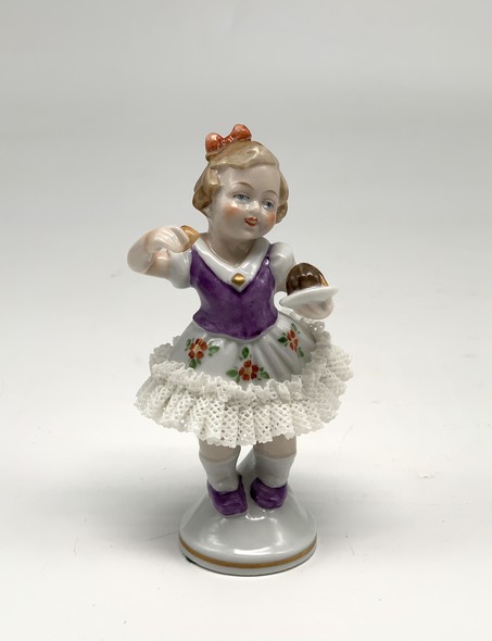 Антикварная скульптура "Девочка с пирожным"