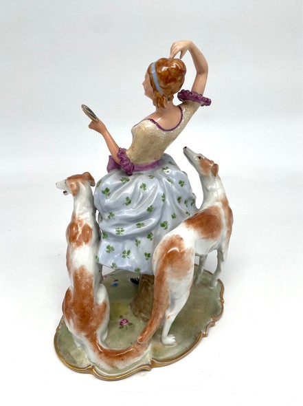 Винтажная скульптура "Девушка с борзыми"