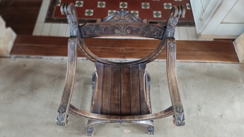 Антикварное курульное кресло "Сатир"