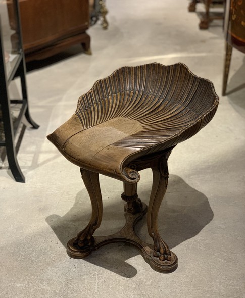 Антикварный стул для пианино "Морской Гребешок"