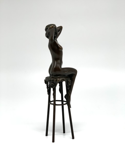 Антикварная скульптура «Обнаженная на стуле»