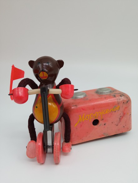 Антикварная заводная игрушка «Мишка мороженщик»