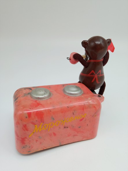 Антикварная заводная игрушка «Мишка мороженщик»