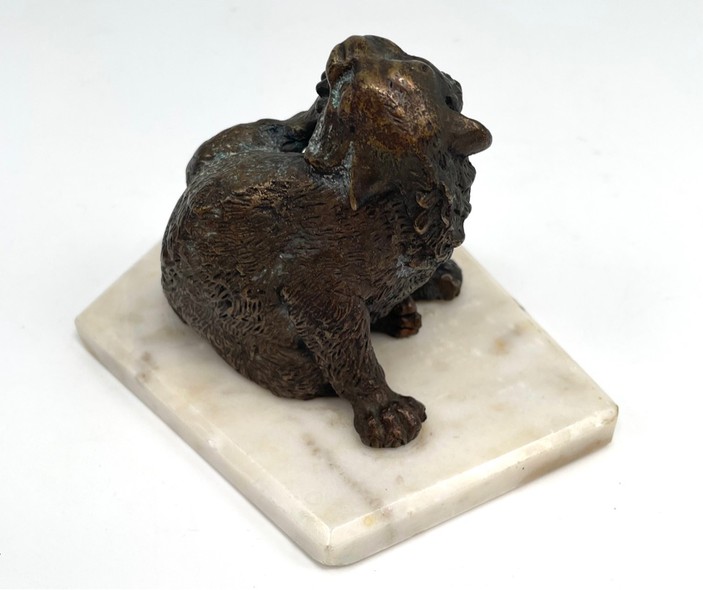 Винтажная скульптура «Умывающаяся кошка»