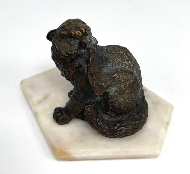 Винтажная скульптура «Умывающаяся кошка»