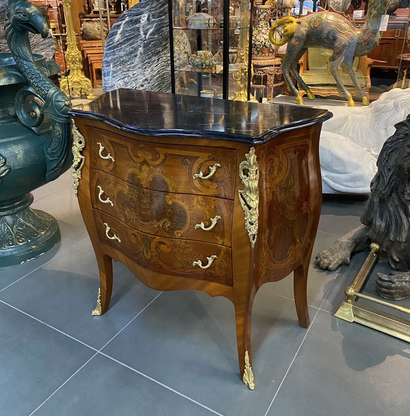 Antique chest of drawers