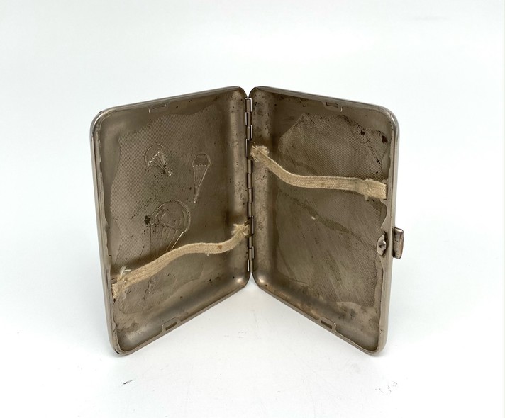 Antique cigarette case "Parachutists"