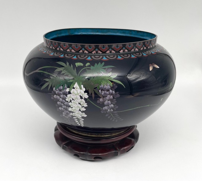 Старинная ваза «Глицинии и пионы» в технике юсэн-сиппо