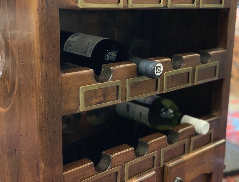 Винтажный винный шкаф