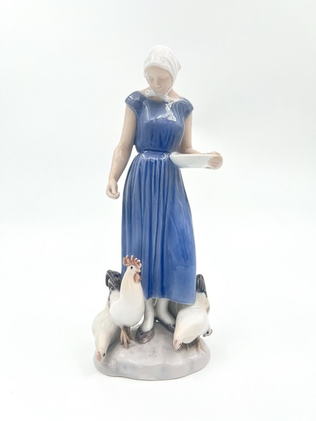 Скульптура «Девушка с курицами» Бинг и Грендаль
