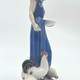 Скульптура «Девушка с курицами» Бинг и Грендаль