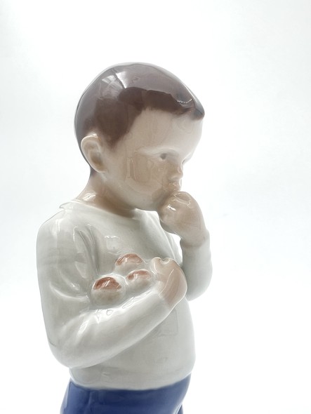 Антикварная статуэтка
"Мальчик с яблоками"