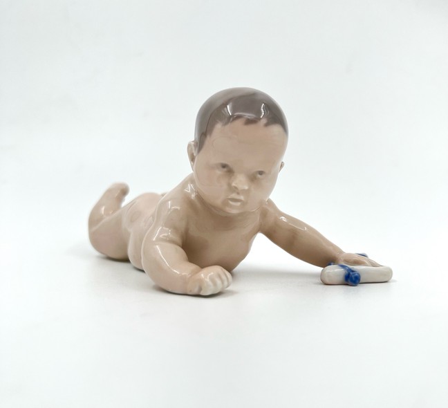 Антикварная статуэтка 
"Малыш с носочком"