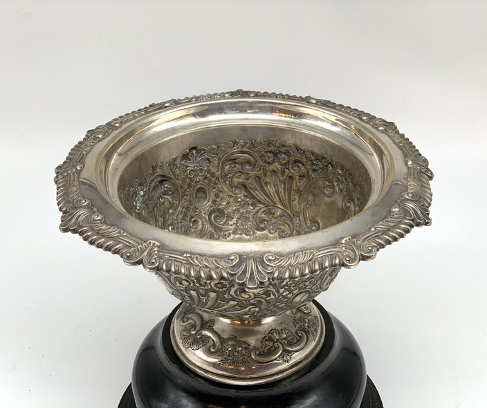 Antique award cup
"The ROBINSON BOWL"