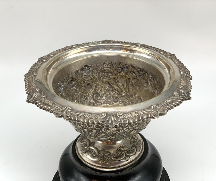 Antique award cup
"The ROBINSON BOWL"