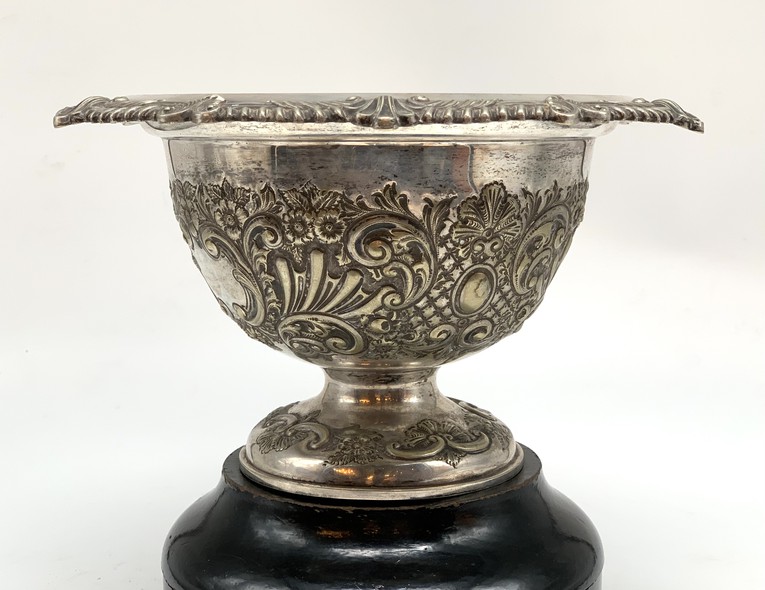 Antique award cup
"The ROBINSON BOWL"