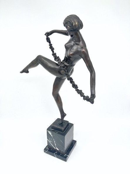 Винтажная скульптура «Танцовщица с гирляндой»