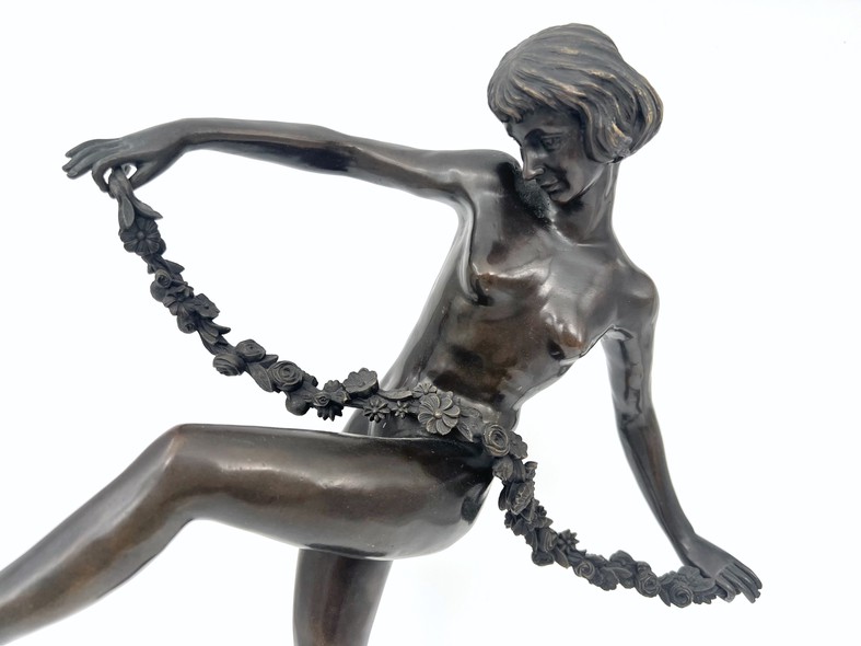 Винтажная скульптура «Танцовщица с гирляндой»