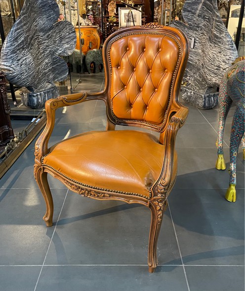 Антикварное кожаное кресло