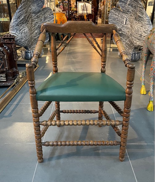 Антикварное кресло 
в готическом стиле
