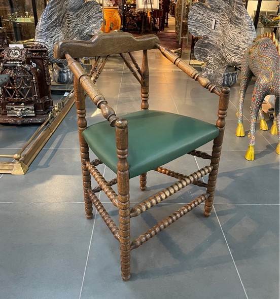 Антикварное кресло 
в готическом стиле
