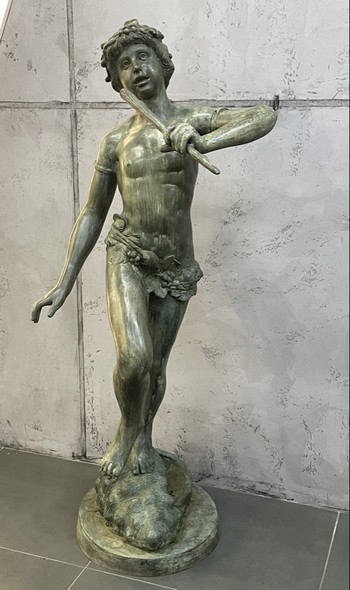 Sculpture de jardin antique d'un jeune Homme avec flûte