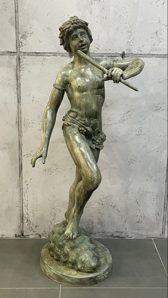 Sculpture de jardin antique d'un jeune Homme avec flûte