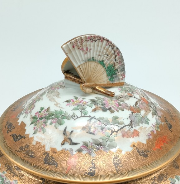 Antique Vase with Fans,
Imura Hikojiro