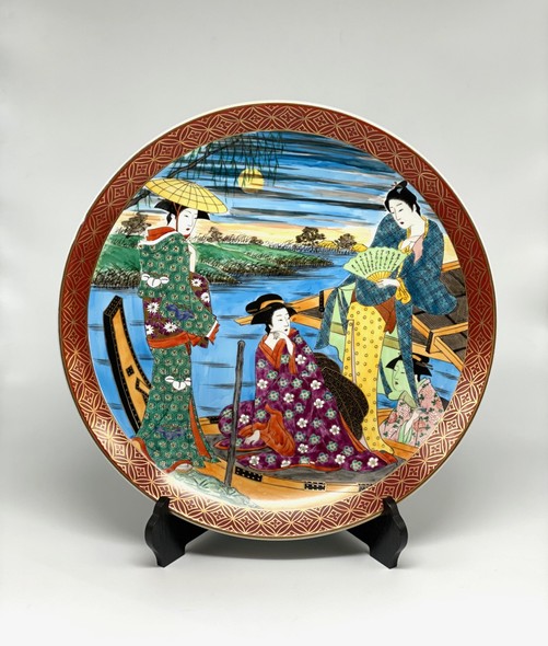 Antique dish
with beauties