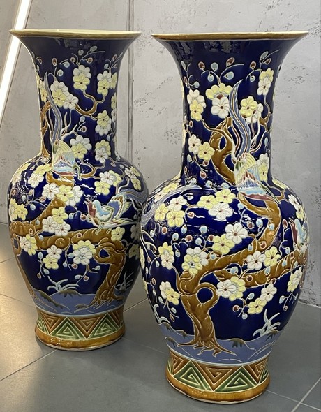 Antique paired vases
with sakura