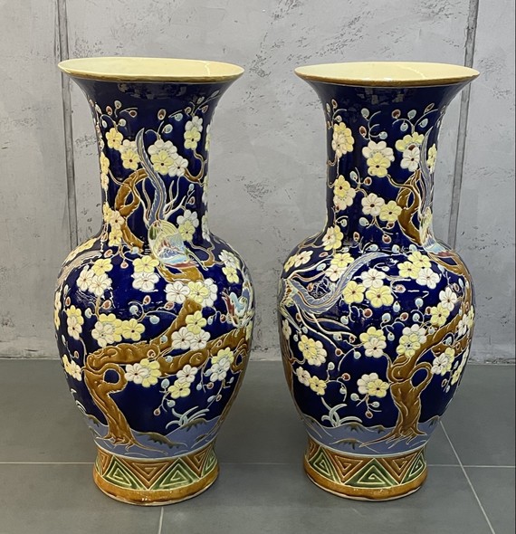 Antique paired vases
with sakura