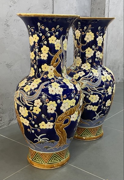 Antique paired vases
with sakura