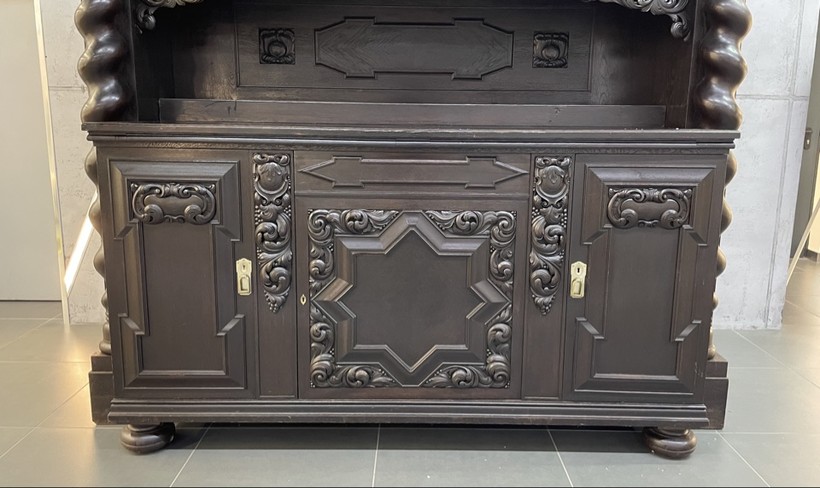 Antique sideboard
in Renaissance style