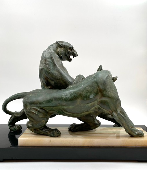 Antique sculpture
"Lionesses", art deco