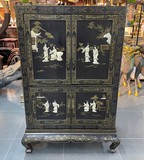 Antique cabinet
in Chinese style