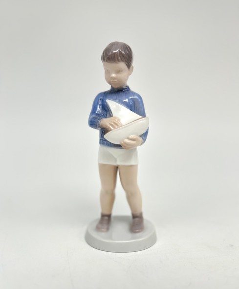 Антикварная статуэтка «Мальчик с парусником»