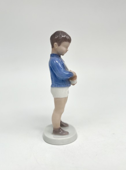 Антикварная статуэтка «Мальчик с парусником»