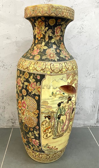 Antique vase
with geishas under an umbrella